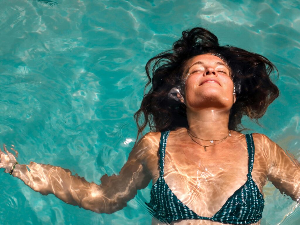 Woman‐relaxing‐in‐the‐pool