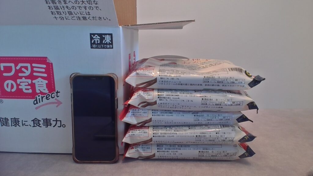 ワタミの宅食ダイレクト5セットの高さの様子スマホ比較