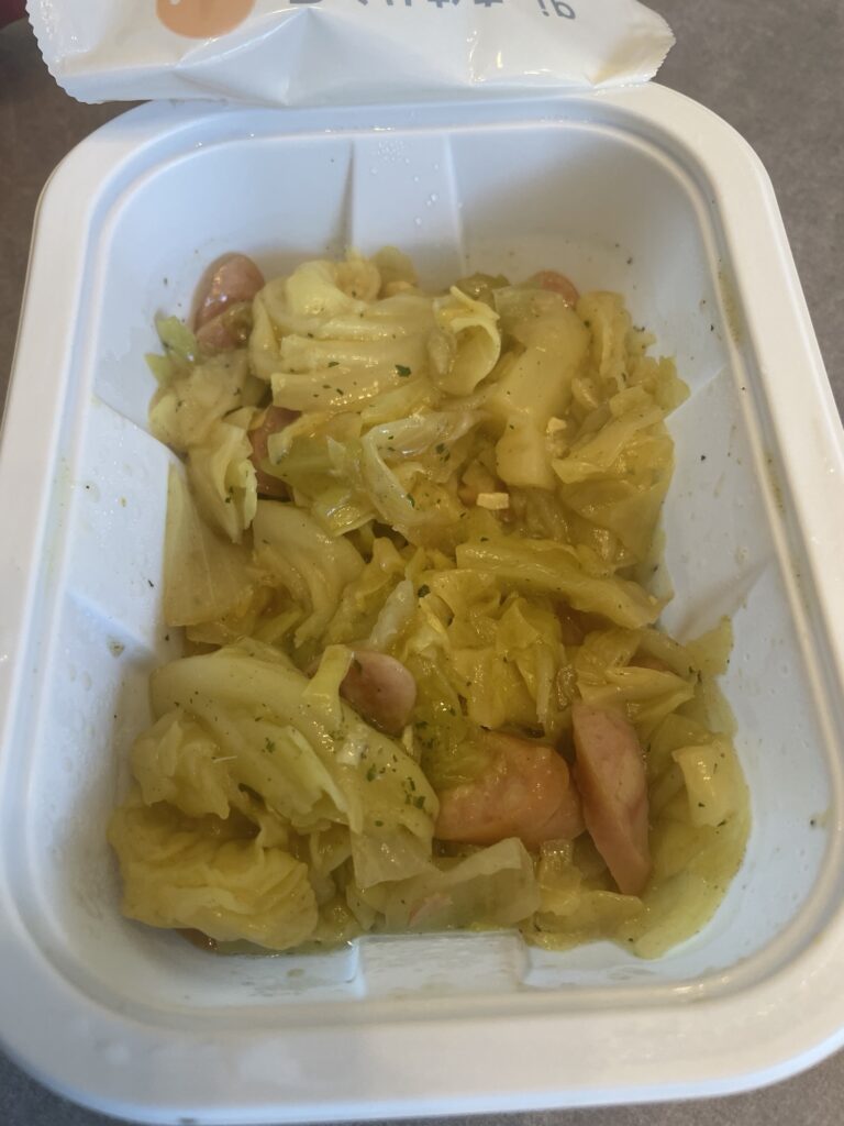 キャベツとソーセージのカレー炒め