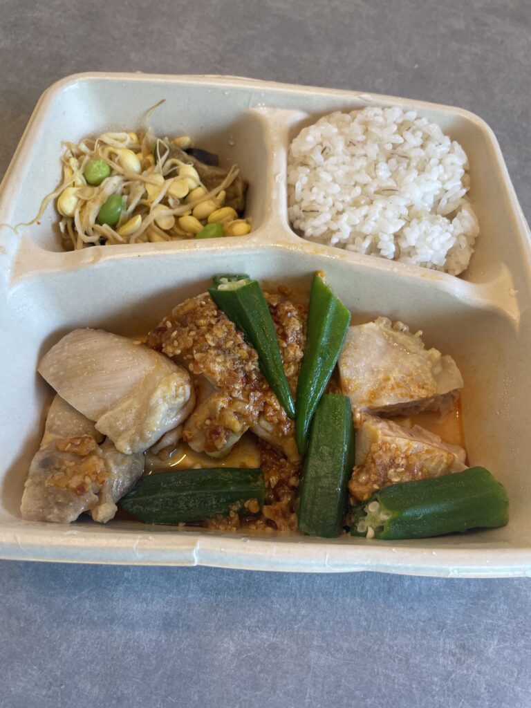 香味野菜たっぷり塩麹ラー油で食べる鶏モモ肉のロースト