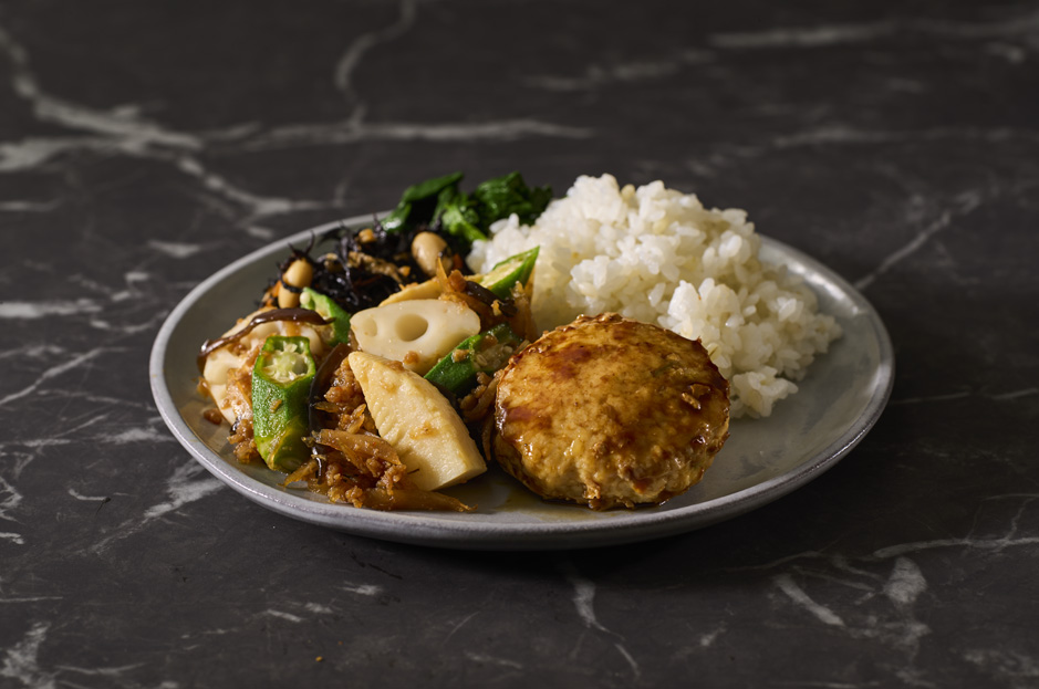 筋肉食堂DELI 香ばしつくねの照り焼きと4種野菜の甘辛生姜餡和え 公式画像