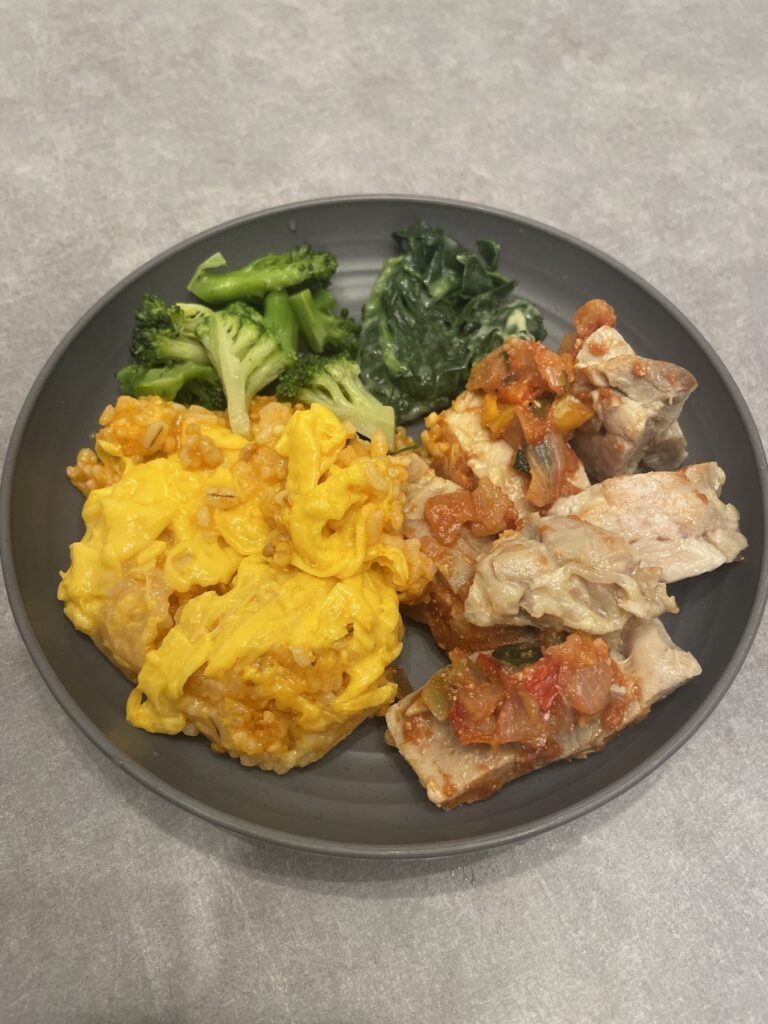 筋肉食堂DELI 完熟トマトのラタトゥイユとローストチキン＆とろふわミニオムライスの実食写真