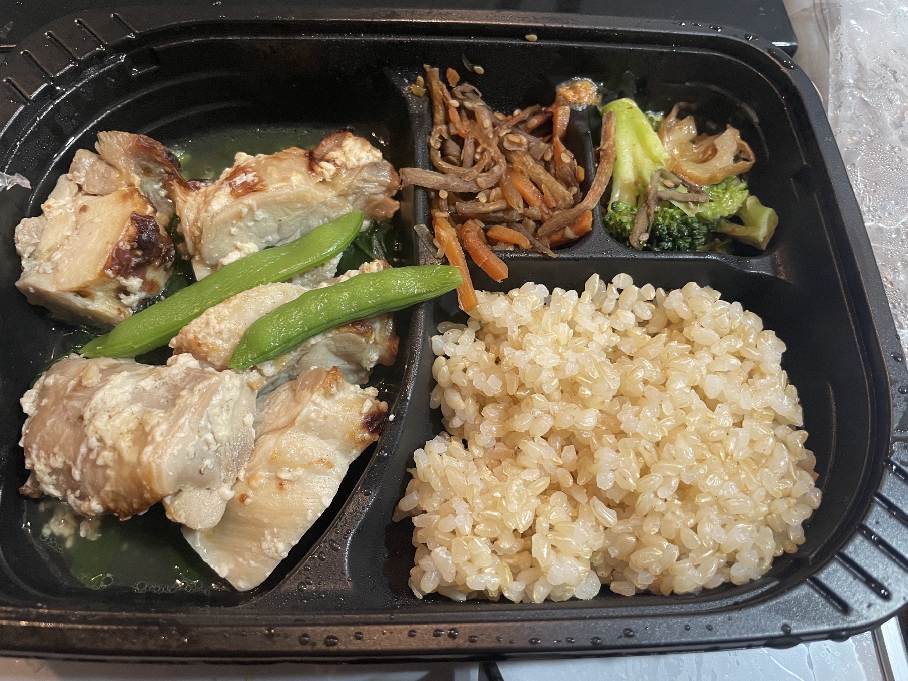 筋肉食堂DELI 鶏もも肉とスナップエンドウの塩こうじ焼き 実食写真