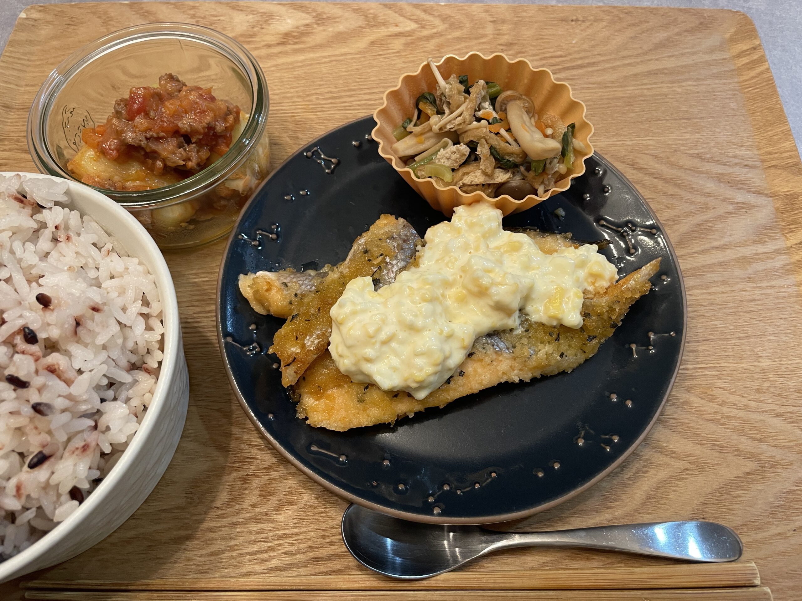 シェフの無添つくりおき サーモンタルタルソース焼きの盛り付け